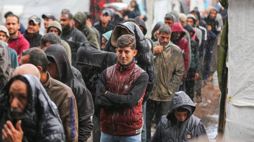 Gazze’de üç günlük yağış, Filistinlilerin çadırlarını su altında bıraktı 8